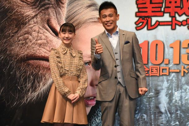 Mana-chan, cô bé đang gây sốt với clip quên người yêu cũ đi, vì vẫn còn 3 tỷ 50 triệu đàn ông trên thế giới là ai?